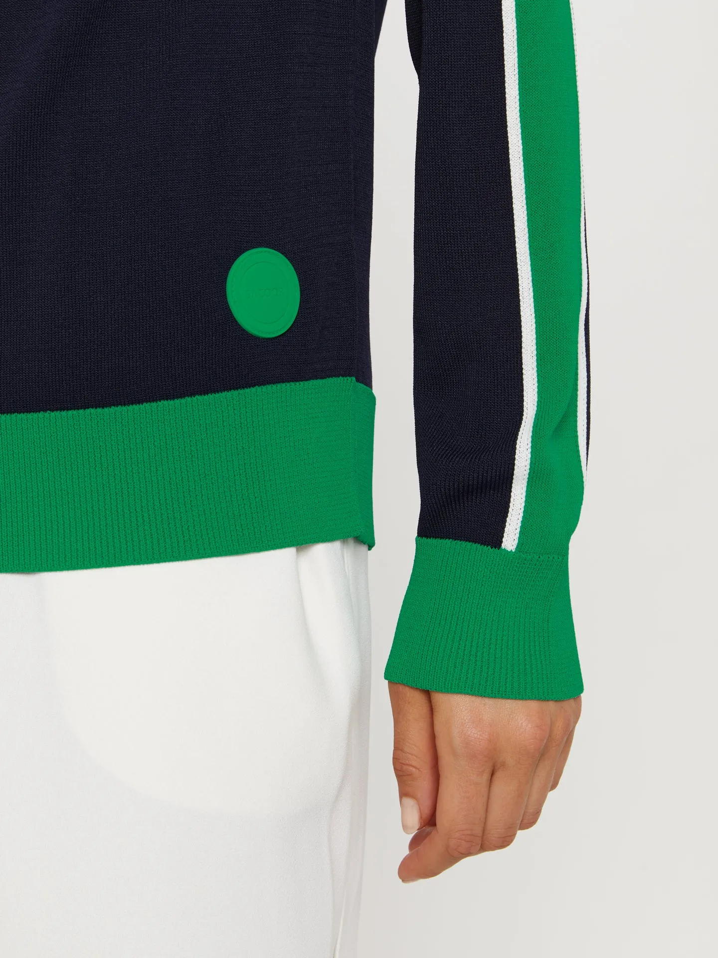 Ribbed turtleneck sweater with "v" graphic